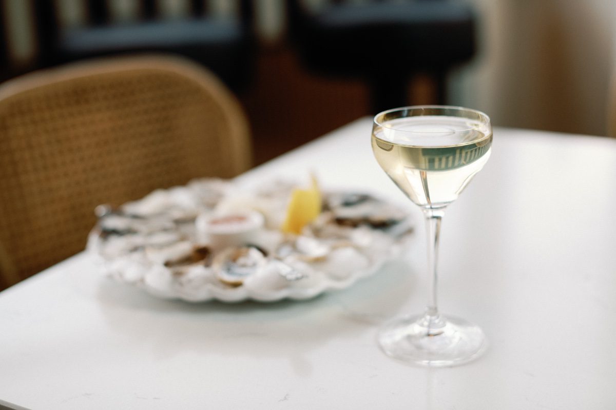 Oyster platter with white wine