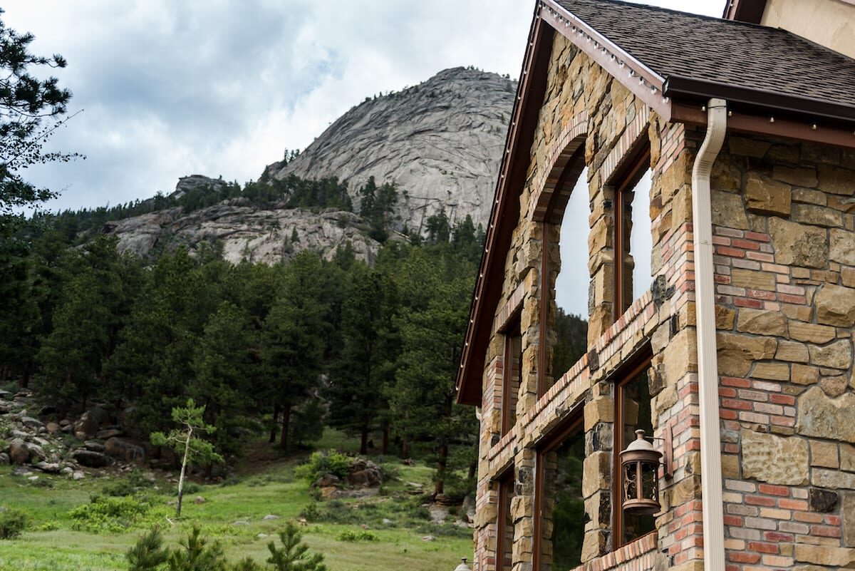 The mountain lodge architecture of Della Terra Mountain Chateau against the Estes Park rock formations